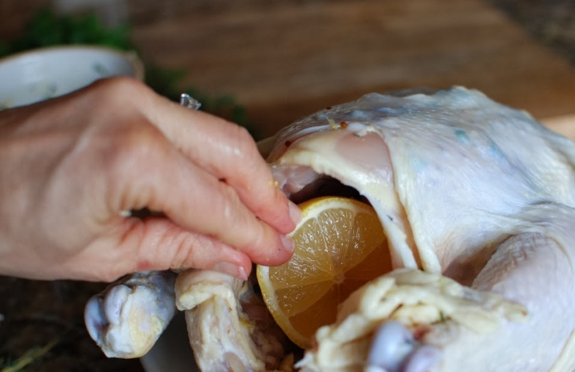 1. Этап. Курица запеченная в лимонном маринаде: Выжмите внутрь курицы сок и положите половинку лимона.