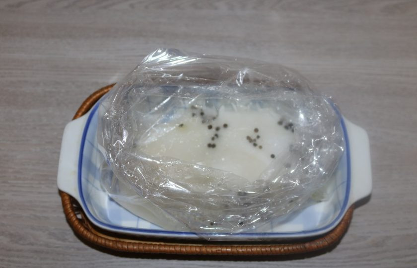 1. Этап. Говядина, маринованная в водке: Налейте подсолнечное масло и водку. Тщательно всё перемешайте внутри пакета.