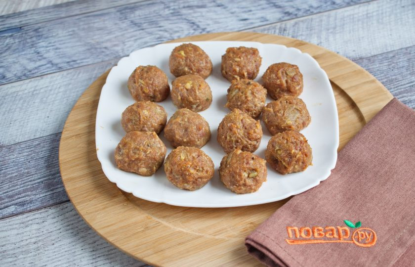 1. Этап. Шведские фрикадельки с кремовым соусом: Из фарша сформируйте шарики размером с грецкий орех.