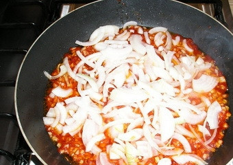 1. Этап. Суп из говядины с томатной пастой: Затем к данной смеси добавляем порезанный кольцами лук. Обжариваем еще 7 минут, чтобы лук стал мягким.