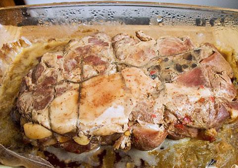 1. Этап. Шейка свиная, запеченная с айвой и грибами: 5. Остывшее мясо накрываем пленкой и держим сутки под гнетом, чтобы мясо спрессовалось и не разваливалось при резке.