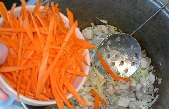 1. Этап. Каша рисовая со свининой: Морковь очистите и хорошенько вымойте. Нарежьте ее ножом или при помощи специальной терки на длинную соломку. Подготовленную морковку добавьте к луку с мясом и обжаривайте на протяжении пяти минут.