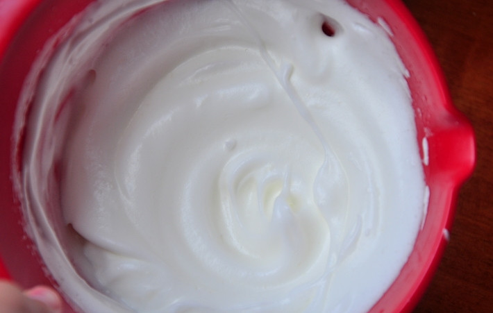 1. Этап. Бисквитный пирог: 2. Белки в отдельной мисочке со щепоткой соли взбейте до плотных пиков.