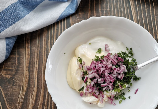 1. Этап. Сметанно-сырный соус: и нарезанный мелкими кубиками лук.