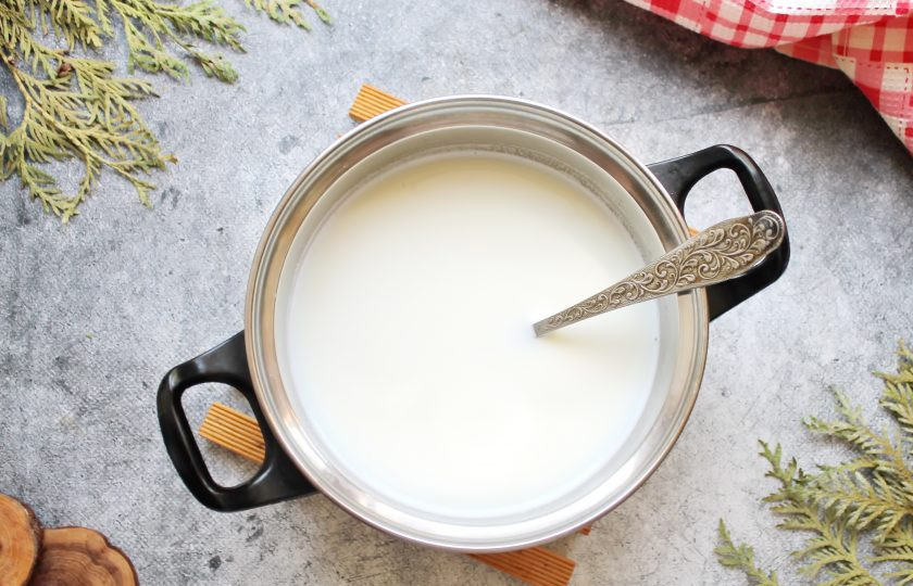 1. Этап. Шоколадно-банановый торт без выпечки за 15 минут: В кастрюлю с толстым дном налейте молоко, добавьте сахар и доведите до кипения и растворения сахара. Снимите кастрюлю с огня.