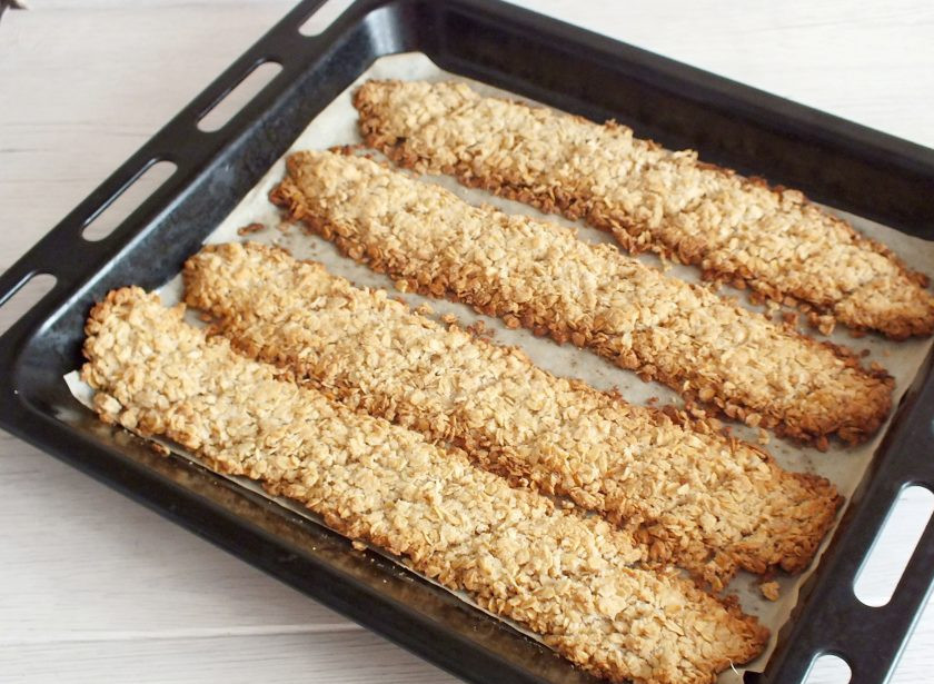 1. Этап. Шведское овсяное печенье: Сигналом готовности печенья может послужить зарумяненные краешки. Достаньте из духовки противень. Оставьте печенье на 10 минут. Сейчас оно очень нежное и крошливое. Когда оно слегка остынет, сделайте острым ножом косые разрезы. Оставьте до полного остывания на противне.