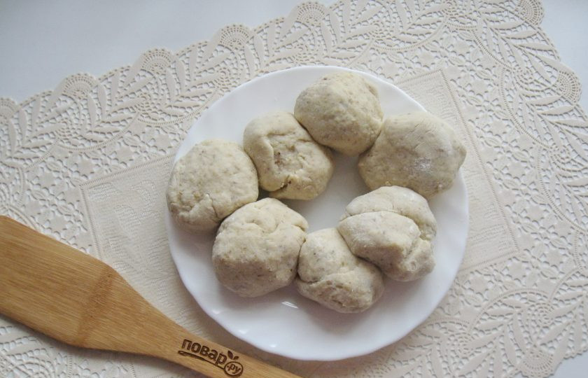 1. Этап. Сметанный торт с грецкими орехами: Замесите достаточно крутое, но эластичное тесто. Если оно будет липнуть к рукам, то добавьте еще муку. Но сильно 