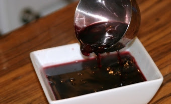 1. Этап. Свинина с вишневым соусом: Слейте соус в отдельную посуду, дайте ему немного постоять.