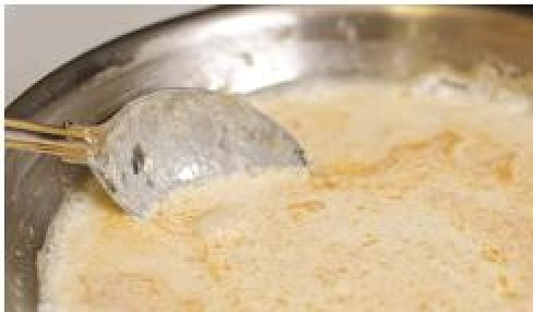 1. Этап. Жюльен в горшочках: К маслу с мукой выливаем сливки и все перемешиваем, чтобы не было комочков. Если соус получается очень густым - можно разбавить его молоком. Убираем соус с огня.