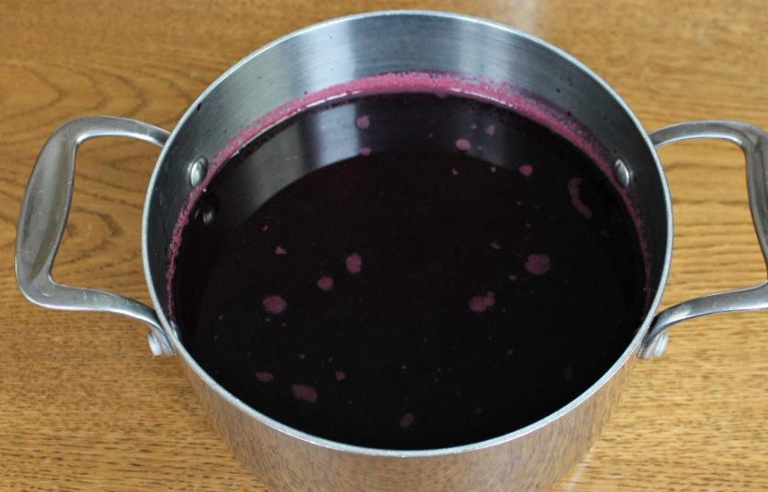 1. Этап. Виноградный сок на зиму в домашних условиях: Процеживаем сок через сито или сетку с маленькими отверстиями. Готовый сок выливаем в кастрюлю.