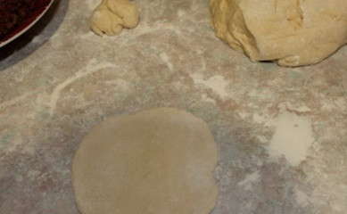 1. Этап. Пирожки с печенью в духовке: 7. Когда тесто подошло, а начинка как следует остыла можно начинать лепить пирожки. Небольшой кусочек теста раскатать на поверхности в тоненькую лепешку.