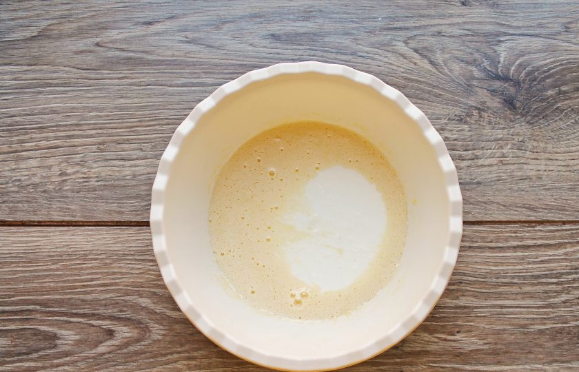 1. Этап. Пирог с малиной на кислом молоке: Влейте в массу молоко.