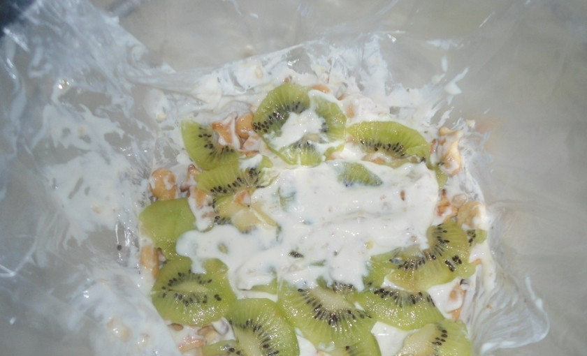 1. Этап. Торт из крекеров без выпечки: 4. Потом - киви и опять крем.