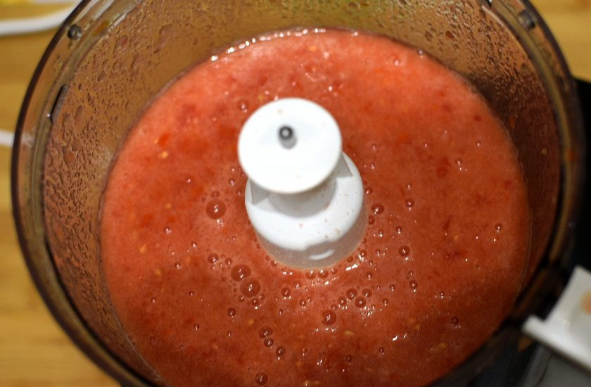 1. Этап. Пряная баклажанная икра: Пробейте блендером спелые помидоры. Добавьте к овощам, доведите до кипения. Убавьте огонь ниже среднего, всыпьте соль и сахар, и тушите, помешивая, без крышки до выпаривания жидкости от помидор. Свободная жидкость должна испариться и на поверхности икры будет окрашенное масло. Ближе к концу добавьте рубленный чеснок.