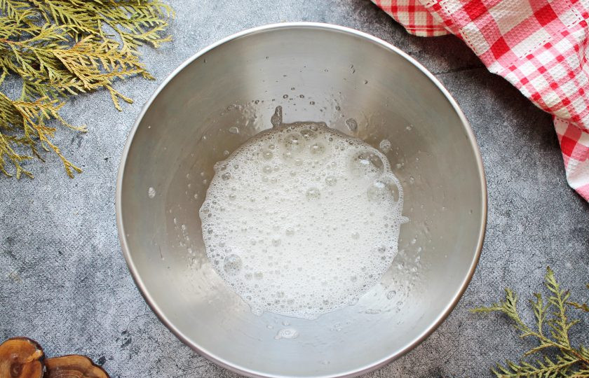 1. Этап. Шоколадный бисквит на белках: Белки вылейте в высокую миску и добавьте щепотку соли. Взбивайте белки до появления пены.