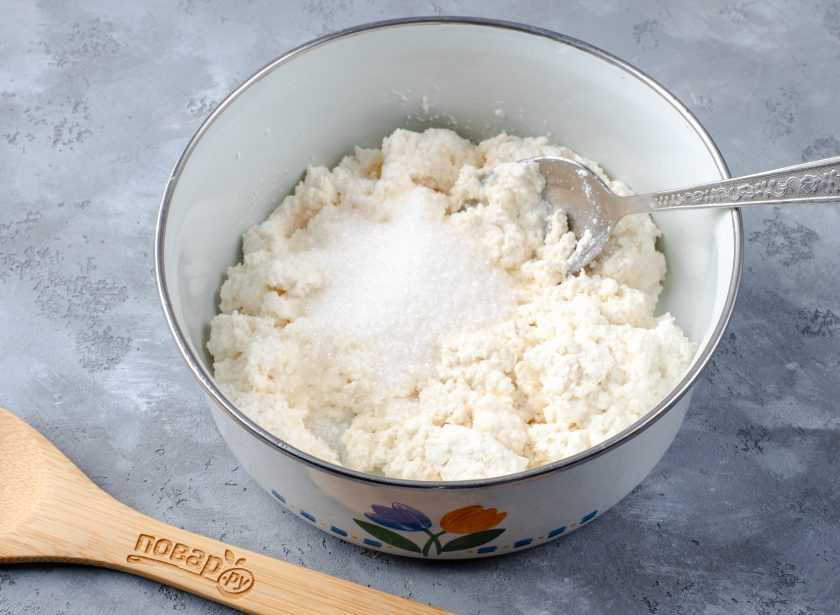 1. Этап. Сырники из обезжиренного творога: Творог разомните вилкой с сахаром.