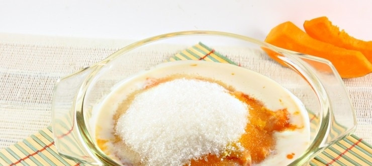 1. Этап. Тыквенный манник с лимонным сиропом: 3. Залейте тыкву кефиром, добавьте соль, сахар (0,5 стакана) и манку.