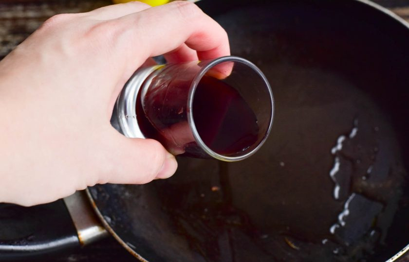 1. Этап. Креветки по-португальски: В сковороду, в которой жарились креветки, влейте вино.