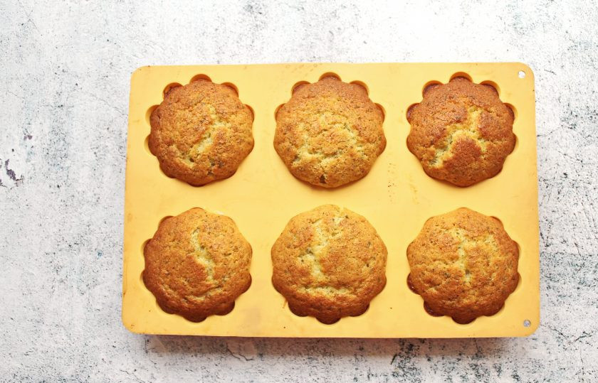 1. Этап. Мятные кексы: Поставьте кексы в горячую духовку и выпекайте при температуре 180 градусов в течение 20-25 минут, до готовности. Готовые кексы достаньте из духовки и дайте полностью остыть. После этого извлеките кексы из формы и подавайте к столу.