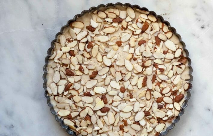 1. Этап. Песочное печенье с миндалем: 6. Нарежьте миндаль. Равномерно посыпьте нарезанный миндаль поверх теста. Охладите тесто в течение 30 минут, если будете охлаждать дольше, то накройте его пищевой пленкой.