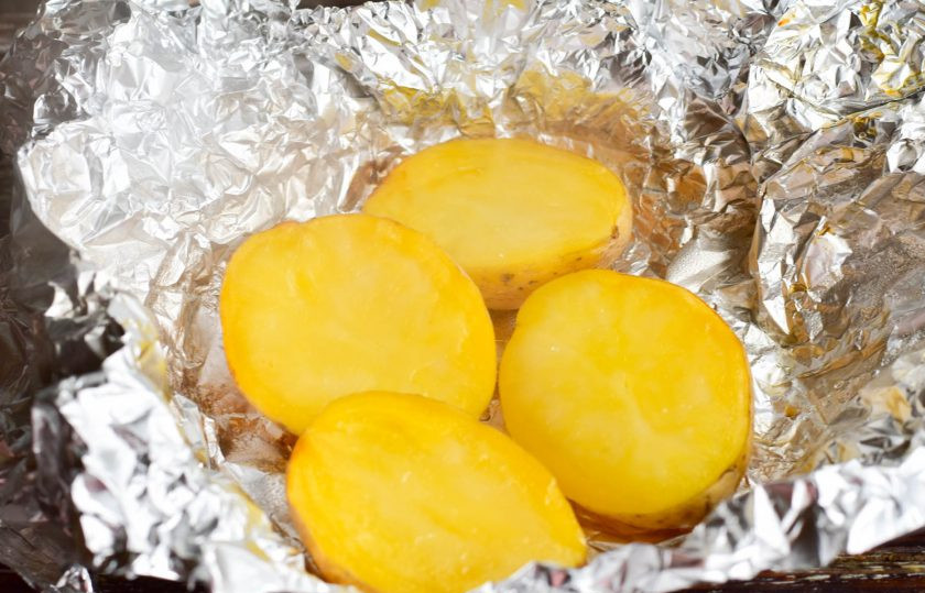 1. Этап. Крабовый салат как в Крошке-картошке: Готовый картофель достаньте из духовки.