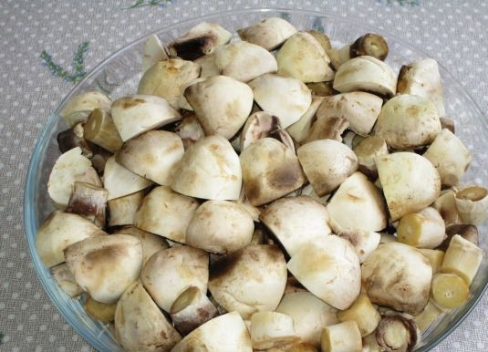 1. Этап. Вареные шампиньоны: Затем шампиньоны нарежьте на 4 части, а ножку отрежьте.