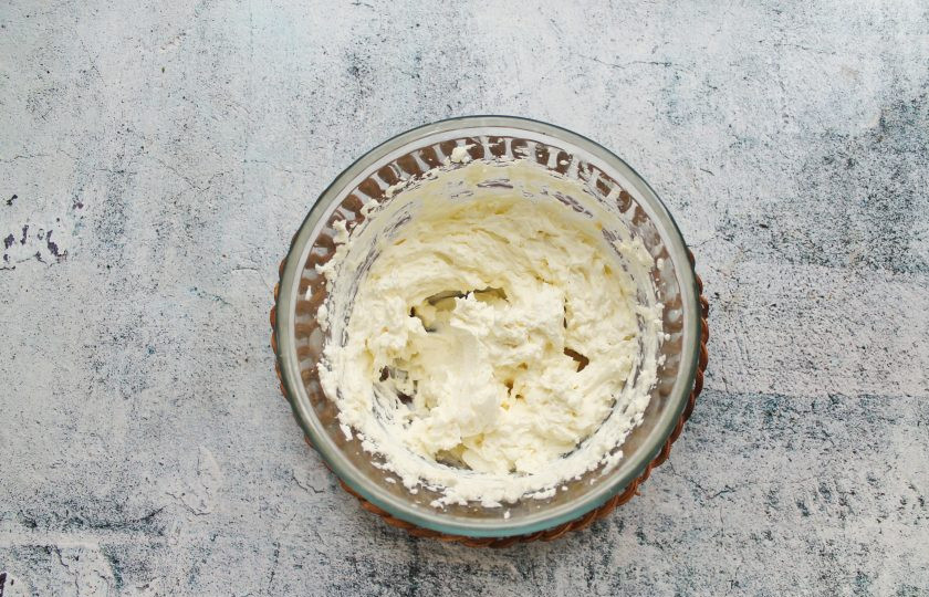 1. Этап. Банановый торт суфле: Сливочный сыр выложите в глубокую миску и взбейте до пышной массы.