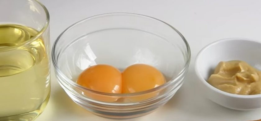 1. Этап. Майонез Домашний на желтках: 1. Все продукты должны быть комнатной температуры. В чашу миксера отправьте желтки, горчицу, лимонный сок, соль и сахар. Взбейте миксером до однородности в течение 1 минуты.