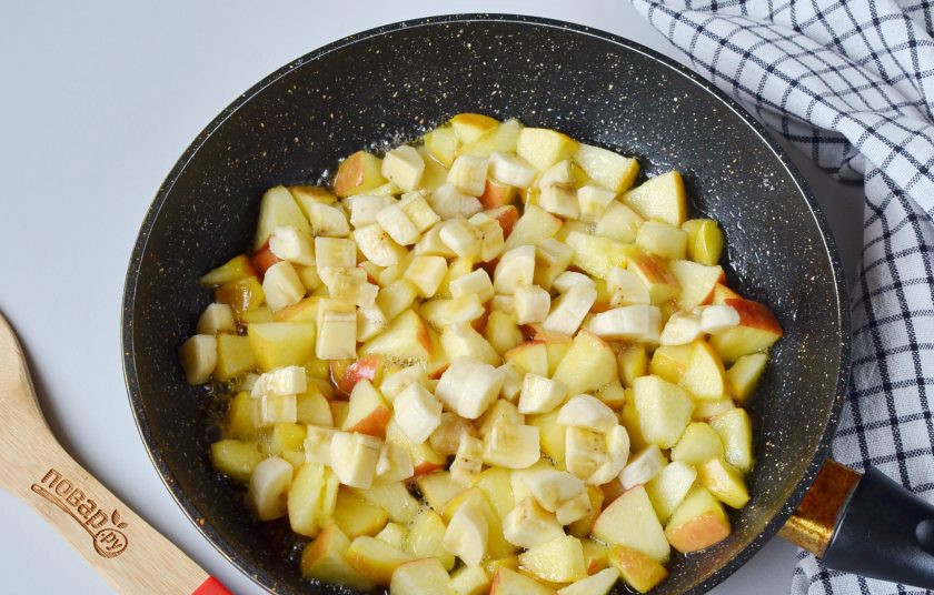 1. Этап. Блинчики с фруктовой начинкой: Порежьте кубиками бананы. Добавьте к яблокам.