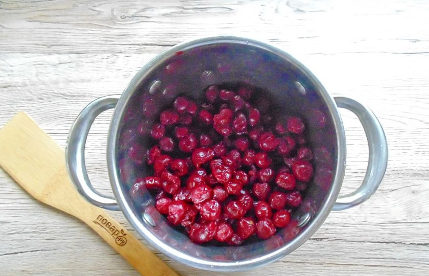 1. Этап. Варенье из замороженной вишни без косточек: Переложите вишню в кастрюлю с толстым дном.