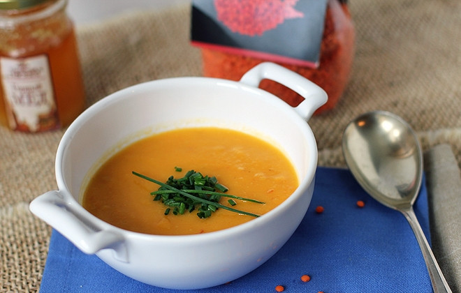 1. Этап. Диетический суп из чечевицы для похудения: Ставим супчик на плиту и еще раз доводим до кипения. Подаем блюдо горячим, украсив зеленью: петрушкой или укропом.