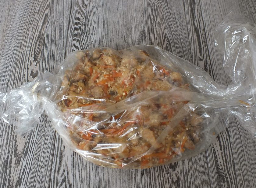 1. Этап. Плов в рукаве: Отрежьте рукав для запекания размером 50-60 см. Завяжите с одного края. Переложите в рукав содержимое чаши.