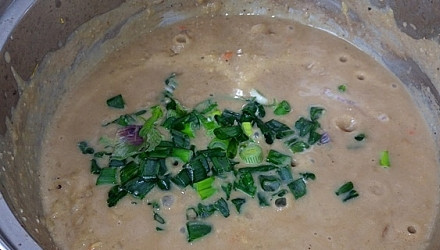 1. Этап. Необычная каша из тыквы: 6. Разомните содержимое ложкой, пусть останутся крупные кусочки, добавьте зеленый лук и перемешайте, посолите по вкусу и готовьте еще 2-3 минуты.