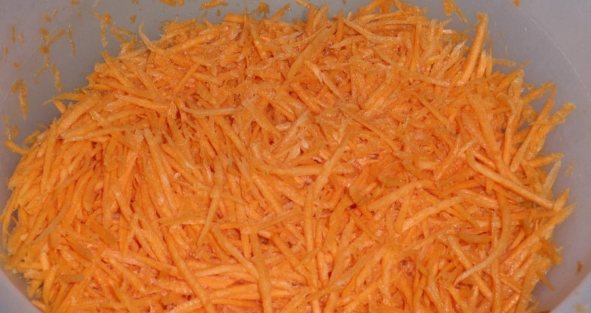 1. Этап. Морковь по-корейски с капустой: 2. То же самое проделываем с морковью. Используем терку для корейской моркови.