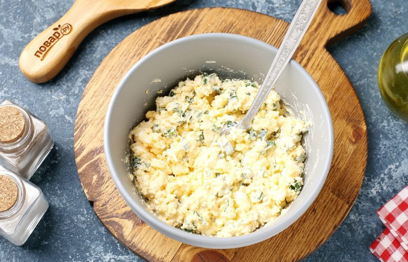 1. Этап. Конвертики из лаваша с варёными яйцами и сметаной: Перемешайте. Начинка готова.