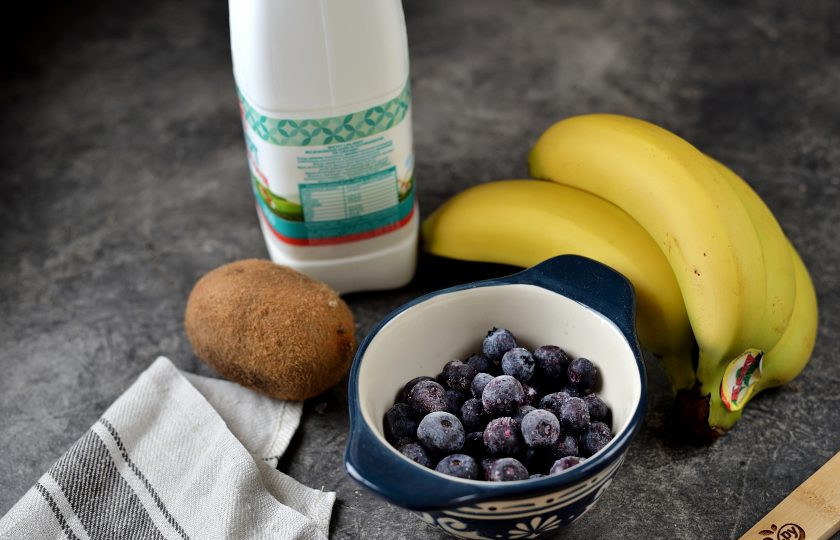 1. Этап. Смузи Страсть вампира: Подготовьте все ингредиенты. Для приготовления смузи можно использовать как чернику, так и голубику.