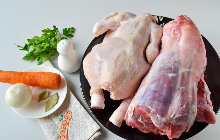 1. Этап. Домашний холодец из говядины и курицы: Итак, для холодца нужна говяжья голяшка, можно брать как нижнюю, так и верхнюю часть, одна курица и специи. Вымойте всё мясо и приступим.