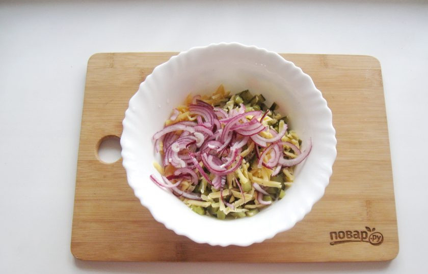 1. Этап. Салат Купеческий на Новый год: Добавьте лук в салат.
