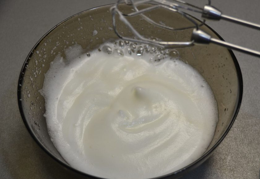 1. Этап. Мандариновый торт на Новый год: Взбейте 4 белка с 1 столовой ложкой сахара, которую оставили раньше. Взбивайте до пиков.