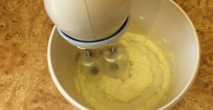 1. Этап. Миндальный крем Ришара Бертине: 1.Сливочное масло комнатной температуры взбейте миксером с сахаром до однородности. Добавьте миндальную муку и еще раз хорошо взбейте.