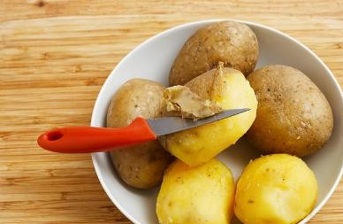 1. Этап. Картофельные кнедлики: Остывший картофель очистим и пропустим через мясорубку.