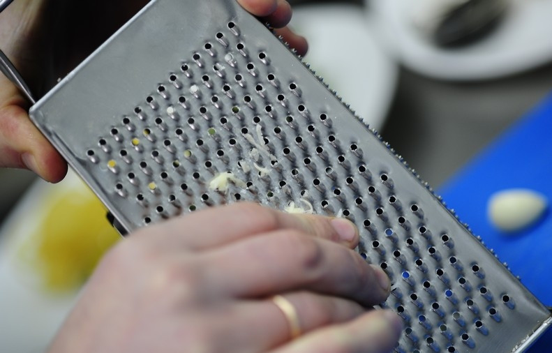 1. Этап. Салат из стручковой фасоли с курицей: На терке натираем имбирь без кожуры и чеснок.