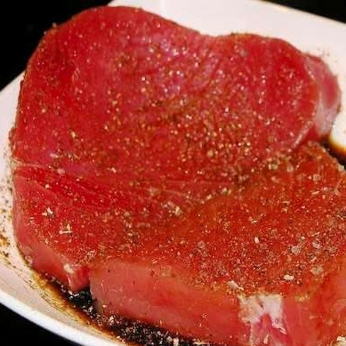 1. Этап. Стейк из красной рыбы: Стейк замаринуем в смеси соевого соуса, соли и перца. Соли много не кладите - соевый соус ведь солоноватый. Оставляем так минут на 20-30.