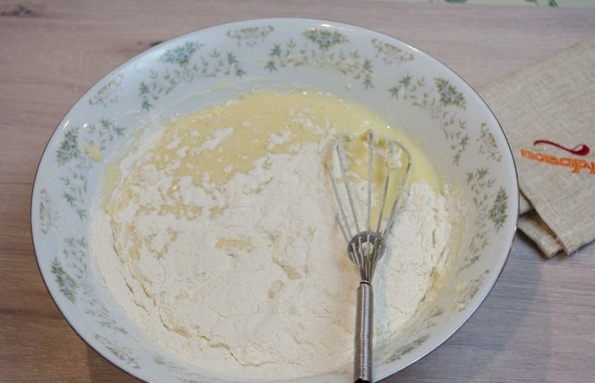 1. Этап. Вкусные кексы: Теперь просейте муку и замесите тесто. Тесто получится жидким, не пугайтесь: так и должно быть.