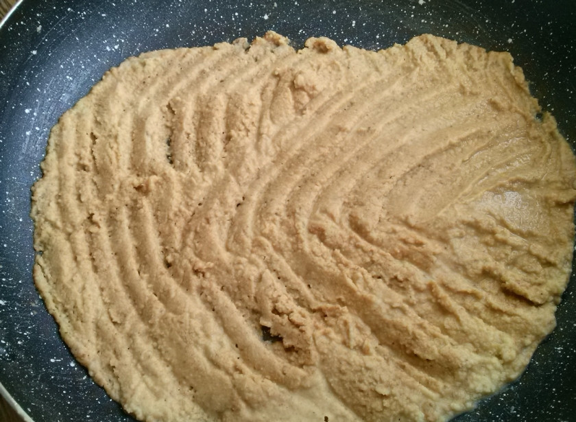 1. Этап. Узбекская халва: Обжарьте, периодически помешивая, до кремового цвета.