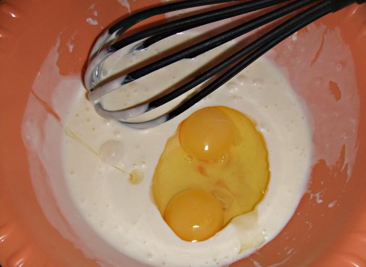 1. Этап. Тесто для пиццы в мультиварке: Теперь разбиваем яйца и хорошенько взбиваем при помощи венчика.