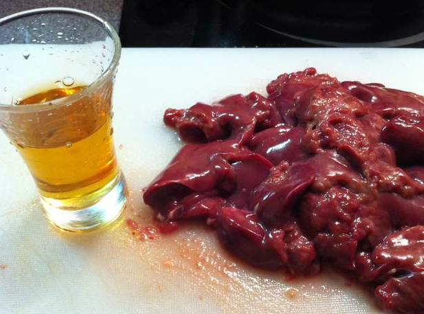 1. Этап. Французский паштет: Достаем куриную печень. Нам нужно очистить ее от пленки и соединительных частей. И, конечно, коньяк. Вы можете заранее замариновать печень в коньячном растворе, а можете вылить его потом, во время готовки.