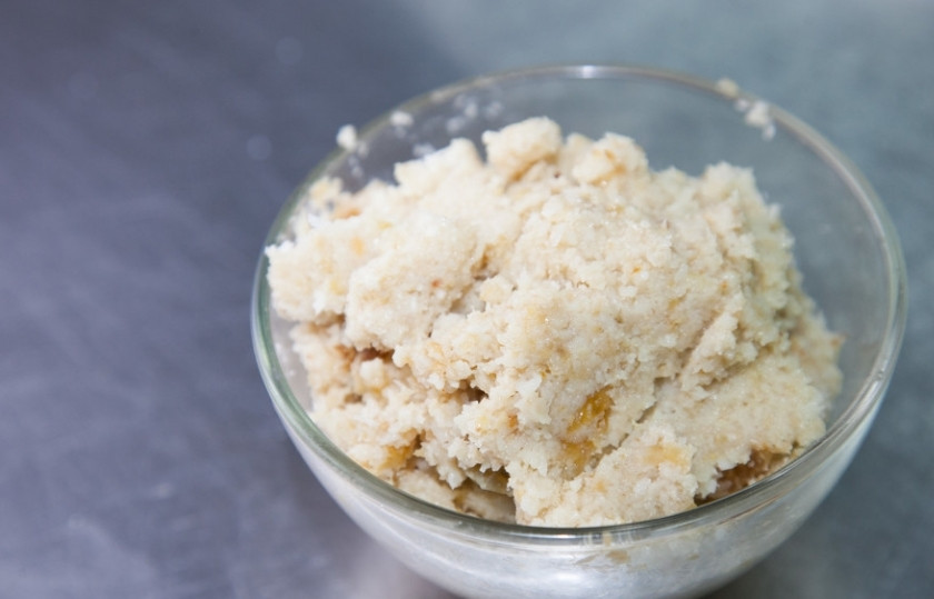 1. Этап. Домашние шарики Баунти (Bounty): Хорошо перемешайте массу. Она должна быть липкой.