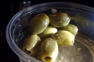 1. Этап. Теплый салат с рисом и курицей: Смешайте куриный бульон с оливками и рисом. Когда курица обжарится до золотистого цвета, добавьте эту смесь в сковороду.