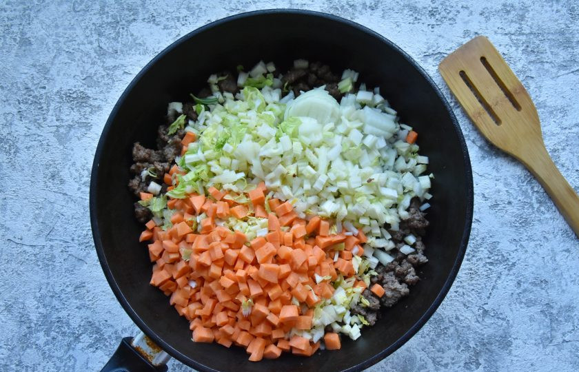 1. Этап. Лазанья с фаршем от Джейми Оливера: Подготовить овощи (лук, чеснок, морковь и сельдерей), выложите к фаршу. Обжаривайте в течение 10 минут, периодически перемешивая.